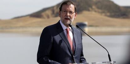 El presidente del Gobierno, Mariano Rajoy, durante la inauguraci&oacute;n hoy del embalse de San Salvador, en Albalate de Cinca (Huesca), a la que tambi&eacute;n ha asistido el presidente de Arag&oacute;n, Javier Lamb&aacute;n. 