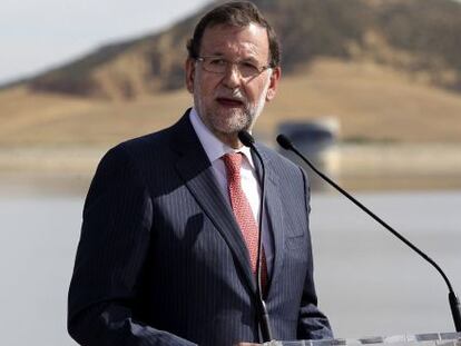 El presidente del Gobierno, Mariano Rajoy, durante la inauguraci&oacute;n hoy del embalse de San Salvador, en Albalate de Cinca (Huesca), a la que tambi&eacute;n ha asistido el presidente de Arag&oacute;n, Javier Lamb&aacute;n. 