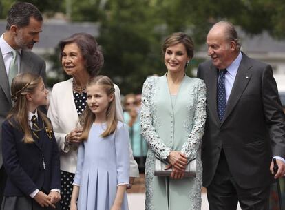 La infanta Sofía, junto a sus padres los Reyes Felipe y Letizia, su hermana y sus abuelos, los reyes eméritos.
