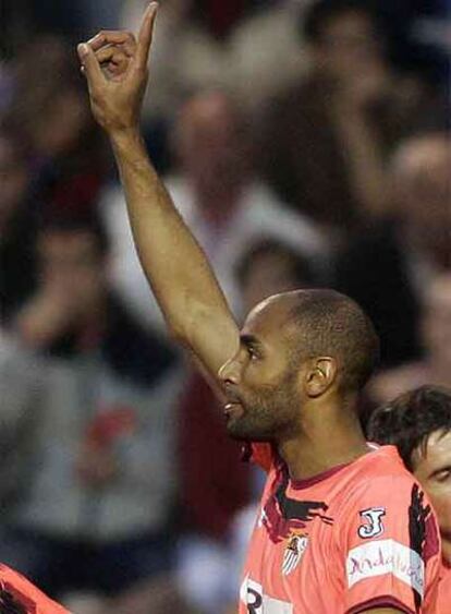 Kanouté celebrando un gole.