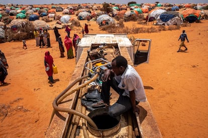 La poblacin somal desplazada internamente en Luglow se congrega en torno al punto de coleccin de agua. Si las reservas de alimentos de las organizaciones humanitarias en Somalia se agotan, los refugiados climticos podran convertirse tambin en vctimas de la guerra en Ucrania. Debido a la escasez de comida, los precios del combustible, el transporte y los fertilizantes se estn disparando. En Somalia, los precios de los cereales han llegado a duplicarse respecto a los del a?o pasado.