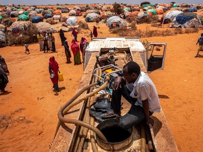 Población somalí desplazada en Luglow se congrega en torno a un punto de colección de agua, el pasado diciembre.