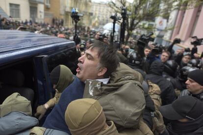 En un primer momento, los agentes de la Policía ucraniana han logrado llevarse detenido a Saakashvili y lo han introducido con las manos esposadas en un furgón.
