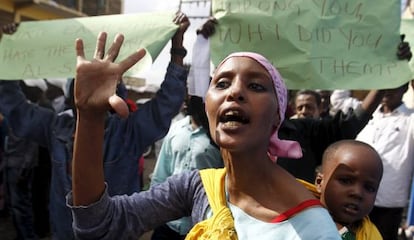 Mulher protesta contra o ataque de Garissa em Nairobi.