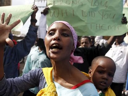 Mulher protesta contra o ataque de Garissa em Nairobi.