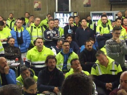 Los estibadores del puerto de Barcelona durante la asamblea realizada esta ma&ntilde;ana en los locales de Estibarna.