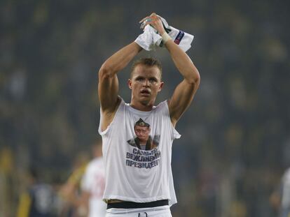 Tarasov muestra una camiseta de apoyo a Putin tras el partido. 