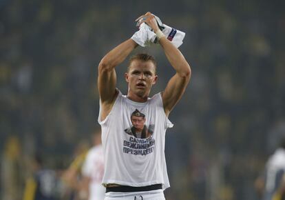Tarasov muestra una camiseta de apoyo a Putin tras el partido. 