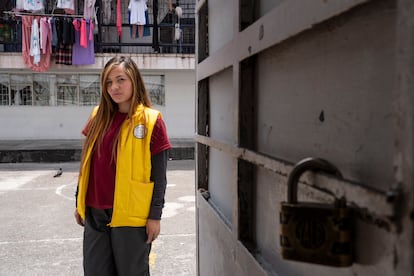 Ingrid Suaterna, en el interior de la cárcel de Mujeres El Buen Pastor, en Bogotá.