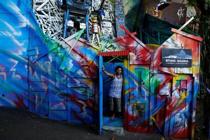 O artista Wilson Alexandre posa na entrada de seu estúdio na favela de Vidigal, no Rio de Janeiro. Wilson diz que não comprou entradas para os Jogos Olímpicos porque são muito caras. Ele diz que os Jogos Olímpicos são uma grande comemoração esportiva, com pessoas assistindo o evento em todo o mundo. Mas por outro lado, está preocupado com o despejo das pessoas dos bairros mais pobres, a corrupção e a má gestão financeira.