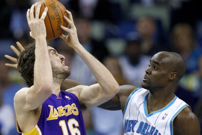 Pau Gasol lucha por un balón con el jugador de Hornets, Emeka Okafor