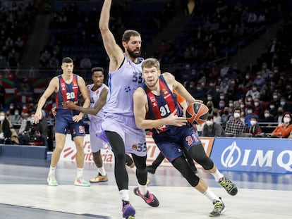 Giedraitis intenta superar a Mirotic durante una acción del partido entre el Baskonia y el Barcelona.