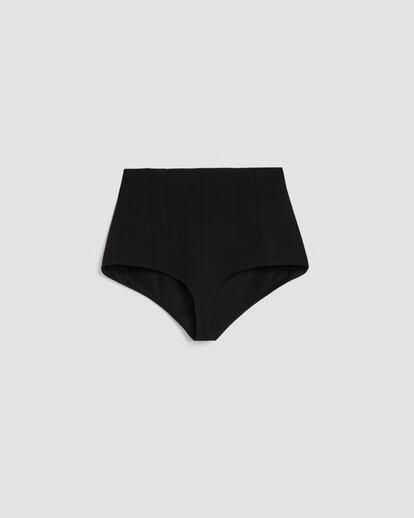 Max&Co. Si por fin nos hemos aventurado a probar la tendencia 'culotte', mejor hacerlo en buenas manos. Este micropantalón en crepe técnico que pertenece a la colaboración con Anna Dello Russo cuenta con una cintura alta y una construcción interna de corsé y tirantes para mantener todo en su sitio.