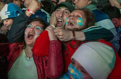 Aficionados argentinos festejan la victoria de su selección en las calles de Buenos Aires.