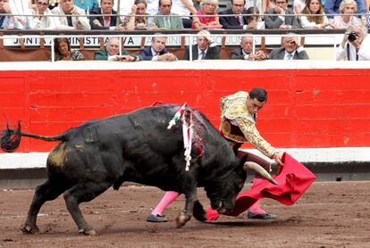 Paco Ureña somete por bajo al tercer toro de la tarde.