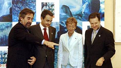 Belloch explica los detalles de la Expo a Zapatero, Fernández de la Vega e Iglesias ante una maqueta del proyecto.