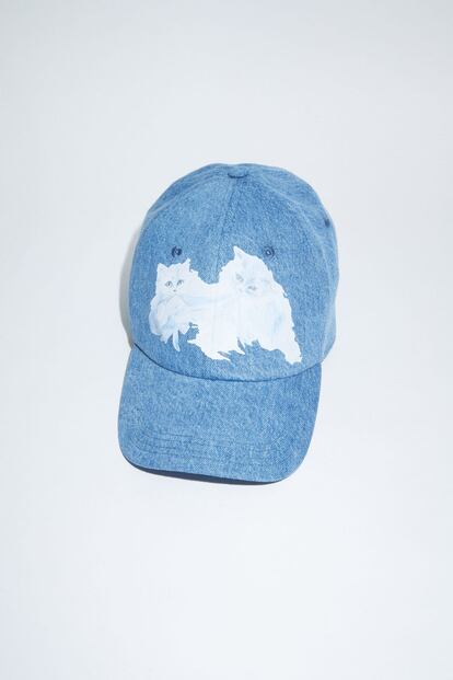 Esta gorra de tela vaquera de Acne Studios lleva un estampado exclusivo obra de la artista Karen Kliimnik.

160€