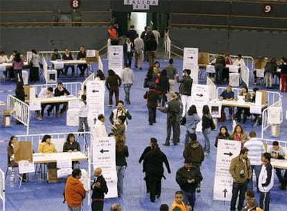 Mesas de votación en Madrid para el referéndum sobre la nueva constitución ecuatoriana en 2008.