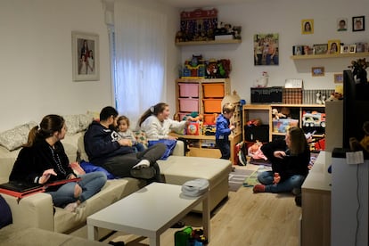 Patricia Yepes y su familia en el salón de su casa en Illescas (Toledo).