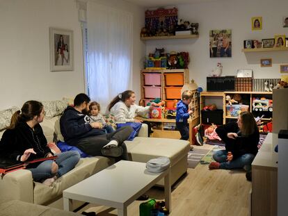 Patricia Yepes y su familia en el salón de su casa en Illescas (Toledo).