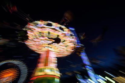 Asistentes al Oktoberfest montan en unas sillas voladoras durante el tradicional festival de la cerveza Oktoberfest, en Múnich (Alemania).