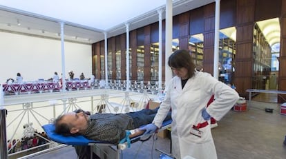Una enfermera extrae sangre de un donante en la Fundaci&oacute;n Antoni T&agrave;pies.