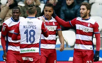 Los jugadores del Granada celebran el gol de su equipo.