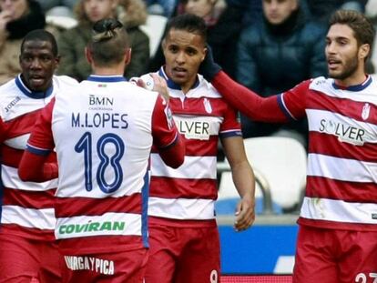 Los jugadores del Granada celebran el gol de su equipo.