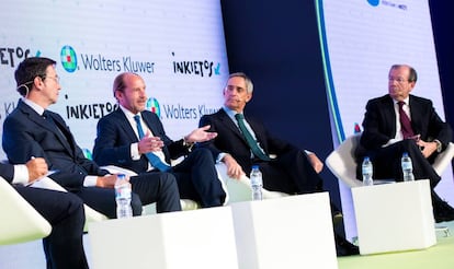 De izquierda a derecha: Jorge Badía (Cuatrecasas), Carlos Rueda (GA_P), Salvador Sánchez-Terán (Uría Menéndez) y Fernando Vives (Garrigues), durante un coloquio en la última edición del Legal Management Forum, de Wolters Kluwer.