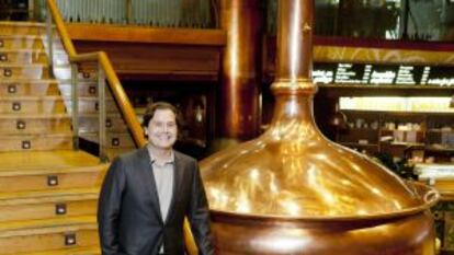 Ignacio Rivera en la escalera de la cervecería Estrella Galicia en A Coruña.