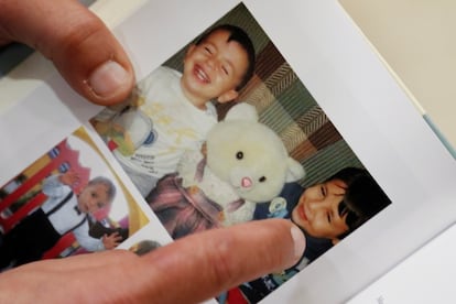 Abdullah Kurdi mostra uma fotografia de seus filhos Alan e Ghalib, mortos no naufrágio do barco em que viajavam em 2 de setembro de 2015, durante entrevista à Reuters em Erbil (Iraque), em fevereiro.