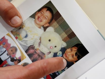 Abdullah Kurdi mostra uma fotografia de seus filhos Alan e Ghalib, mortos no naufrágio do barco em que viajavam em 2 de setembro de 2015, durante entrevista à Reuters em Erbil (Iraque), em fevereiro.