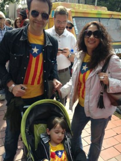 La familia Sánchez. Óscar, catalán; y Susana, mexicana con su pequeño hijo.