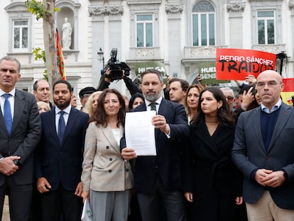 En primera fila, de izquierda a derecha: Francisco Javier Ortega Smith, Ignacio Garriga, Carina Mejías, Santiago Abascal, Pepa Millán y el eurodiputado Jorge Buxadé, esta mañana, antes de presentar una querella contra Pedro Sánchez en el Tribunal Supremo.