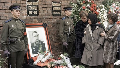 Familiares del piloto soviético Vladímir Komarov, en 1967, durante la ceremonia de
su entierro en la Necrópolis de la Muralla del Kremlin.