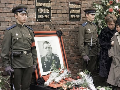 Familiares del piloto soviético Vladímir Komarov, en 1967, durante la ceremonia de 
su entierro en la Necrópolis de la Muralla del Kremlin. 