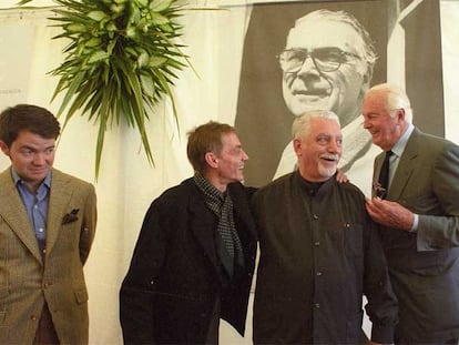 Los modistos Hubert de Givenchy, Paco Rabanne, Jesús del Pozo y Javier Larraínzar charlan ante una fotografía de Balenciaga en el acto de presentación de la fundación en Getaria en mayo de 2000.