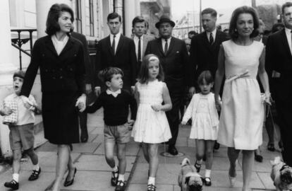 Jacqueline Kennedy (izquierda) con su hermana Lee Radziwill y niños de la familia, incluidos Carolina y John Kennedy, en Londres en 1965.