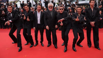 El elenco de 'Extraña forma de vida' de Pedro Almodóvar, posa en Cannes el 17 de mayo de 2023.