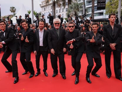 El elenco de 'Extraña forma de vida' de Pedro Almodóvar, posa en Cannes el 17 de mayo de 2023.