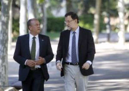 El jefe del Ejecutivo, Mariano Rajoy (d), junto al presidente de Extremadura, José Antonio Monago, durante el encuentro que han mantenido esta tarde en los jardines del complejo de la Moncloa.