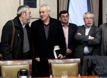 Los secretarios generales de CCOO, Ignacio Fernández Toxo,iz, , y de UGT, Cándido Méndez,d; el coordinador federal de IU, Cayo Lara,c.iz., y José Luís Centella del PC, c-d, antes de  la reunión que han celebrado hoy en el Congreso de los Diputados para analizar las propuestas de ambos sindicatos a fin de promover el crecimiento, el empleo y la cohesión social ante la crisis.