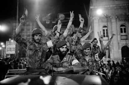 Celebración del primer aniversario de la Revolución, la noche del 24 al 25 de abril de 1975.