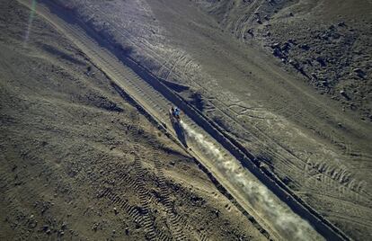 Un piloto conduce a través del desierto de Atacama en la región de Antofagasta en Calama (Chile) en la octava etapa de la carrera.