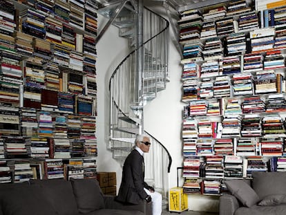 El diseñador Karl Lagerfeld, en su biblioteca.