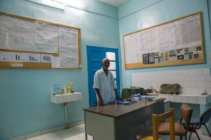 El doctor Diallo, jefe médico del Centro de Salud de Nema en su despacho. Cuenta que reciben una media de 40 pacientes por día. Toda la sala está llena de gráficos con el perfil epidemiológico de la zona y las estructuras sanitarias de que disponen. "No hay medicina privada aquí, la gente carece de tales medios", cuenta. En una de las pizarras cuelga el dato de los casos de malnutrición detectados solo en este centro en 2016: 11.096. Al lado, tasa de abandono del tratamiento: 21%. La mayoría de las consultas se produce por enfermedades respiratorias, paludismo y diarreas. Juntas suman casi el 50%.