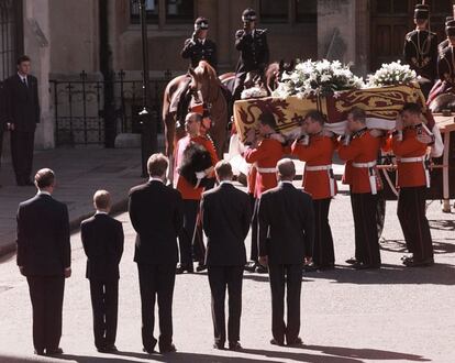 De izquierda a derecha: El príncipe Carlos, el príncipe Enrique, Earl Charles Spencer, el príncipe Guillermo y el príncipe Felipe, permanecen frente al ataúd de Diana de Gales el día de su funeral, el 6 de septiembre de 1997.