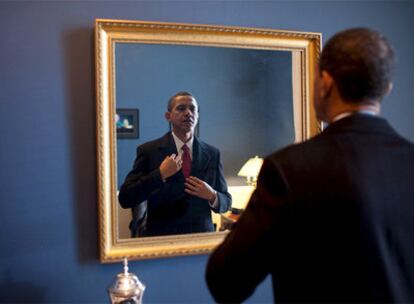 El presidente de Estados Unidos, Barack Obama, revisa su aspecto poco antes de la ceremonia de su toma de posesión, el pasado 20 de enero, en una imagen cedida ayer por la Casa Blanca.