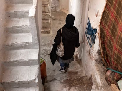 Souad  Ghailan, vecina del edificio en estado ruinoso del barrio de La Salut de Barcelona, en las escaleras que bajan al patio y suben a viviendas interiores o en sótanos.