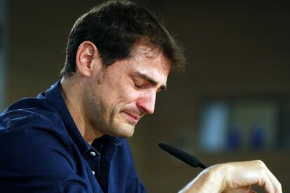 Iker Casillas, emocionado y al borde de las lágrimas, lee el comunicado de despedida como jugador del Real Madrid en la sala de prensa del estadio Santiago Bernabéu, el 12 de julio de 2015.